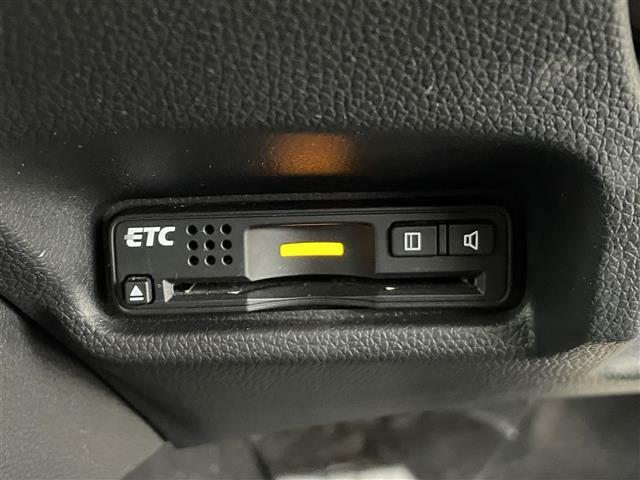 【ETC】有料道路を利用する際に料金所で停止することなく通過できる、ETC車載器（ノンストップ自動料金収受システム機器）が装備されています。セットアップを行うことで利用可能になります。