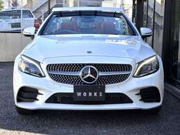 レッドのレザーシートとソフトトップとの組み合わせがオープンカーらしくよく映える一台です