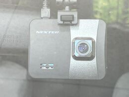 【ドライブレコーダー】安心・安全なカーライフに必須のドライブレコーダーを装備！走行中はもちろん、あおり運転や事故に遭遇した際の状況も映像で記録し、万一のリスクに備えます。