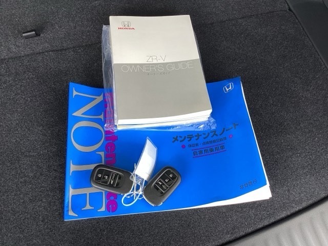 メンテナンスノート【整備記録簿】、取説も揃っています。スマートキーはバッグなどにしまったままボタン操作でエンジンの始動・停止ができて大変便利です。