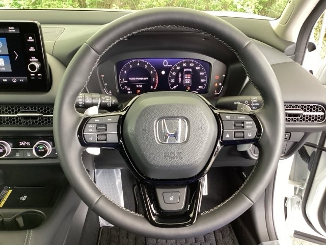 本革ハンドルの後ろには7速パドルシフトがあります。指先で操る事で、マニュアル車感覚のシフトチェンジが楽しめます。また、右にクルーズコントロール、左にオーディオリモコンスイッチがあります。