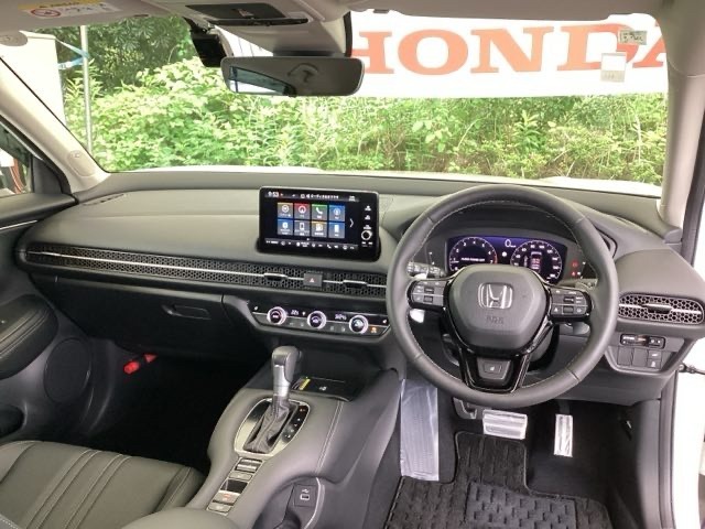 ご覧のように、視界が広く運転しやすいように設計されています。また、プラズマクラスター技術搭載デュアルフルオートエアコンで快適です。