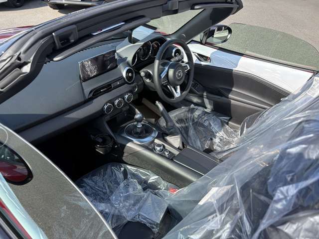 全国のメーカー系正規ディーラーと連携をとりアフターフォローに努めます。初年度登録より5年間または100000kmのメーカー保証対応が受けられます。遠方のお客様もご安心くださいませ。