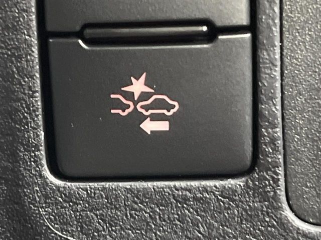 【プリクラッシュセーフティ】前方の車両等を検知し、衝突しそうな時は警報で注意を促し、ブレーキを踏む力をサポート。ブレーキを踏めなかった場合は衝突被害軽減ブレーキが作動、衝突回避をサポートします。