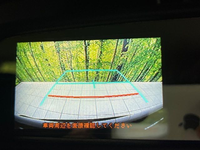 【バックカメラ】駐車時に後方がリアルタイム映像で確認できます。大型商業施設や立体駐車場での駐車時や、夜間のバック時に大活躍！運転スキルに関わらず、今や必須となった装備のひとつです！