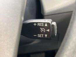 【クルーズコントロール】高速道路もラクラク走行。アクセルを離しても一定速度で走行ができ、長距離運転時の負担を軽減！加速・減速も簡単なスイッチ操作で調整できます。