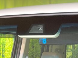 【ホンダセンシング】走行中に前方の車両等を認識し、衝突しそうな時は警報とブレーキで衝突回避と被害軽減をアシスト。より安全にドライブをお楽しみいただけます。