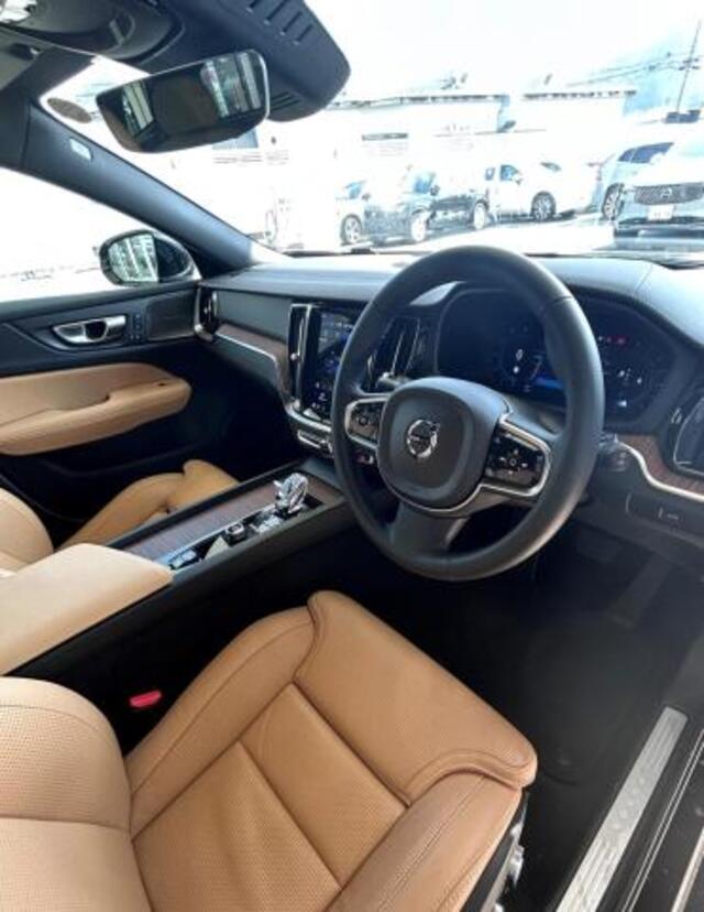 インストルメントパネルは僅かに運転席側へと傾けられているほか、余計なスイッチ類を可能な限り排し、運転に集中しやすい環境を造り出しています。