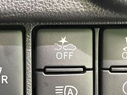 【スマートアシスト3】走行中に前方の車両等を認識し、衝突しそうな時は警報とブレーキで衝突回避と被害軽減をアシスト。より安全にドライブをお楽しみいただけます。