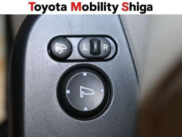 便利な電動格納ドアミラーも装備しております。駐車時にボタン一つで折り畳む事が出来るので便利ですよ。