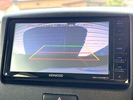 【バックカメラ】駐車時に後方がリアルタイム映像で確認できます。大型商業施設や立体駐車場での駐車時や、夜間のバック時に大活躍！運転スキルに関わらず、今や必須となった装備のひとつです！