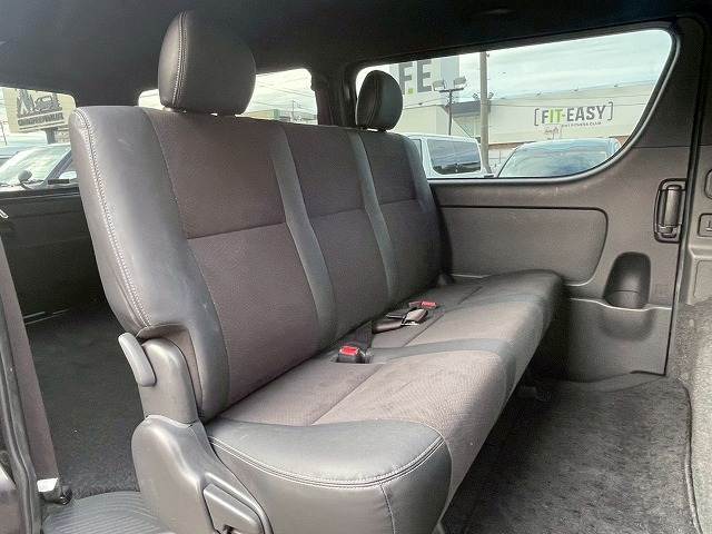 セカンドシートはリクライニング可能でくつろぎの空間。大人二人が乗っても十分なスペースが確保されております