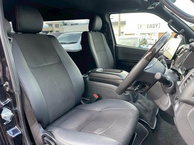 各ブランドのシートカバーの取り扱いもございます。また、弊社オリジナルフロアマットもご用意しております