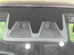 【スマートアシスト】走行中に前方の車両等を認識し、衝突しそうな時は警報とブレーキで衝突回避と被害軽減をアシスト。より安全にドライブをお楽しみいただけます。