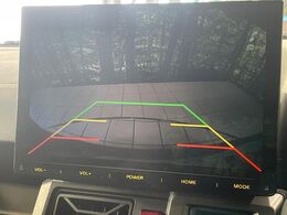 【バックカメラ】駐車時に後方がリアルタイム映像で確認できます。大型商業施設や立体駐車場での駐車時や、夜間のバック時に大活躍！運転スキルに関わらず、今や必須となった装備のひとつです！