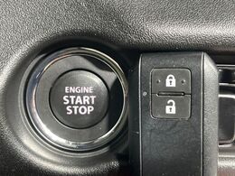 【キーレススタートシステム】カバンやポケットに入れたままでもドアの施錠・解錠が可能なスマートキーを装備。エンジンのオン・オフ時もカギを取り出す必要が無いからとっても便利です♪