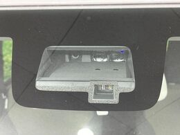 【スズキ　セーフティサポート】走行中に前方の車両等を認識し、衝突しそうな時は警報とブレーキで衝突回避と被害軽減をアシスト。より安全にドライブをお楽しみいただけます。