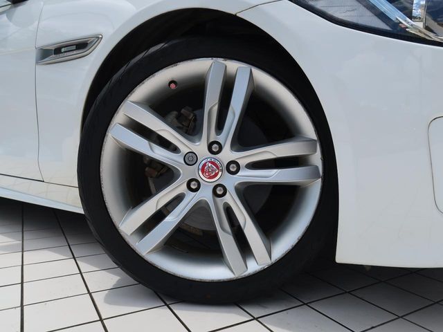 純正19インチアルミ『こだわりを持ってモデル別にデザインされています。しつこい鉄粉や錆に高い効果を発揮する「ホイールコーティング」の施工も受付中！お気軽に担当営業までご相談ください。』