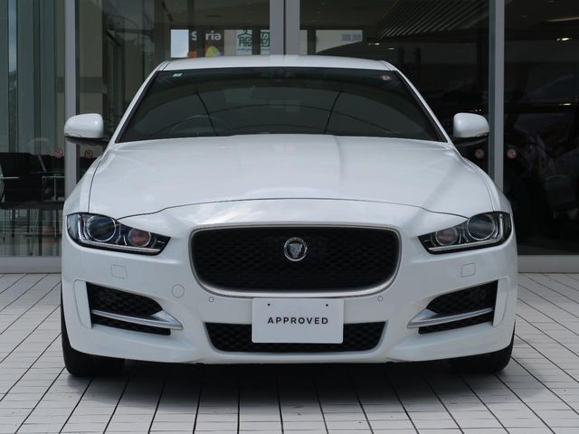 ジャガーランドローバーの認定中古車は、「安心」が標準装備です。さらなる安心の為、走行距離無制限の2年保証が標準付帯。更に24時間265日対応のロードサイドアシスタンスで充実したアフターをご提供します。