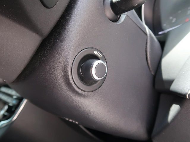 電動調整ステアリングコラム　　『このレバーを使うことでハンドルの位置を前後上下に調整できます。更にシートメモリーと同時にハンドルの位置も記憶するので、大変便利な機能です。』