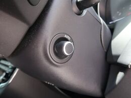 電動調整ステアリングコラム　　『このレバーを使うことでハンドルの位置を前後上下に調整できます。更にシートメモリーと同時にハンドルの位置も記憶するので、大変便利な機能です。』