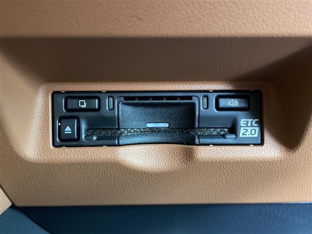 【ETC】有料道路を利用する際に料金所で停止することなく通過できる、ETC車載器（ノンストップ自動料金収受システム機器）が装備されています。セットアップを行うことで利用可能になります。