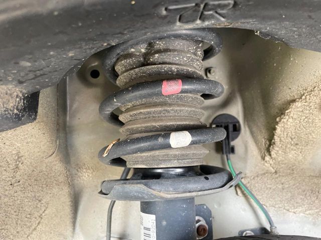 お車を安心してお乗りいただく為には、足回りの定期点検が欠かせません。サービスサポート（有償保証）では無料点検もご提供しており、安心のカーライフをお過ごしいただけるサポート体制が整っています。