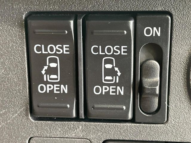 【両側パワースライドドア】スマートキーや運転席のスイッチで後席両側スライドドアの開閉が可能♪電動だから力を入れてドアを開ける必要が無く、小さなお子様でも簡単に開け閉めでき快適です♪