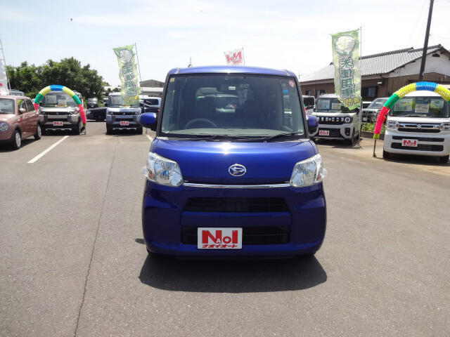 【当店のこだわり】入庫後のお車は選任スタッフによる細部清掃を実施しております。足回り、エンジンルーム、室内、室外を隅々まで綺麗にしております。展示車はピカピカです。全国配送も可能ですのでご相談下さい！