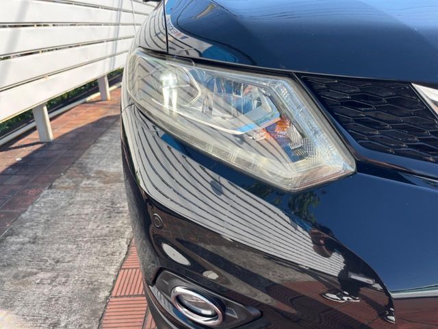 【LEDヘッドライト】悪天候や夜間走行時も良好な視界を確保し安心して運転できる高輝度LEDヘッドライトを装備！点灯速度が早く、消費電力も抑えられています。