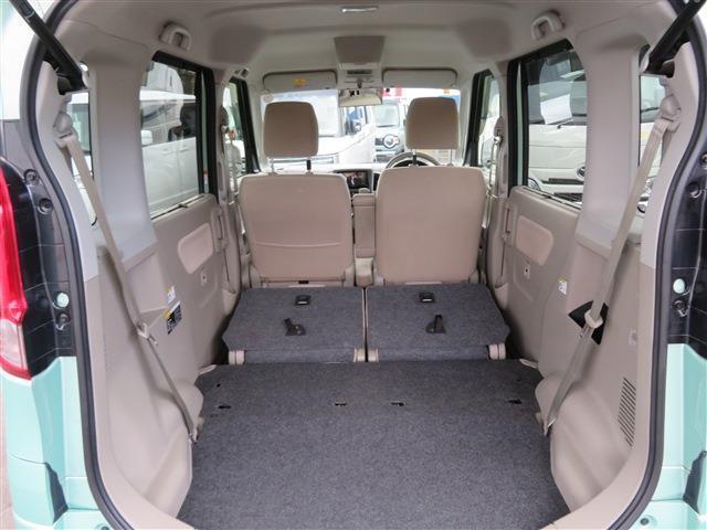 荷室を広く取りたい時に後席を足元に格納できる便利なシートアレンジとなっております♪