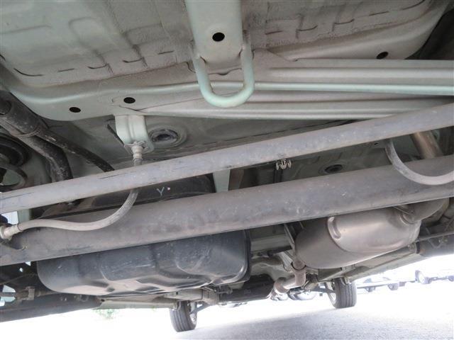 こちらも関東仕入れ車ですのでボディ部分などの下廻りは目立ったサビや腐食ありません！下回りがきれいなうちに、防錆塗装をするとより長持ちしますよ♪