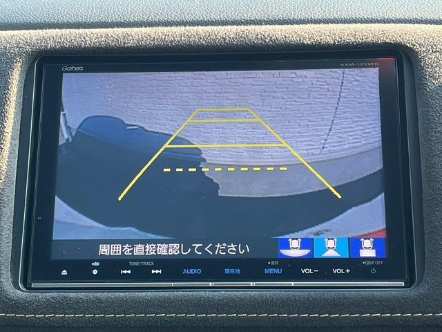 【バックカメラ】駐車時に後方がリアルタイム映像で確認できます。大型商業施設や立体駐車場での駐車時や、夜間のバック時に大活躍！運転スキルに関わらず、今や必須となった装備のひとつです！
