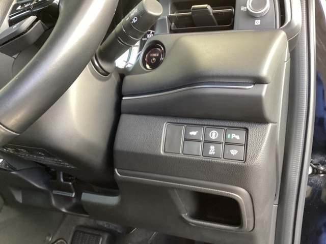 横滑りを防ぐVSAなどのスイッチは、運転席の右側、手の届きやすい位置にあります。