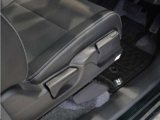 【ハイトアジャスター】レバーの上下操作だけで、座面を運転しやすい高さへ簡単に調節できます。