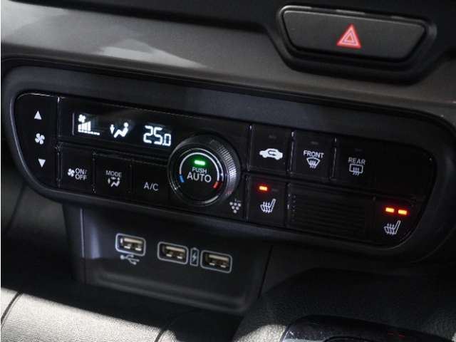 【オートエアコン】温度を設定すれば自動で快適な車内温度を保ちます。エアコン内部の高性能脱臭フィルターで車内のアレルゲンや花粉を除去。