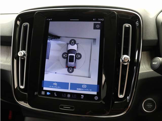 リアカメラによる後方の確認だけでなく、真上から見下ろすバードアイ映像を映し出す360度ビューカメラで、自車周辺の詳細な状況を確認できます。見通しが悪く狭い場所で車を取り回す際には心強い味方となります。