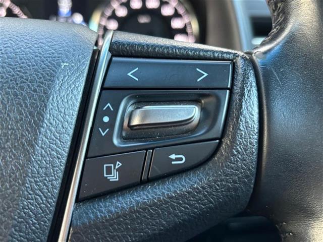 【ステアリングスイッチ】手元のボタンから、オーディオやナビなどの操作ができるので、よそ見をせずに安全に運転に集中できます！