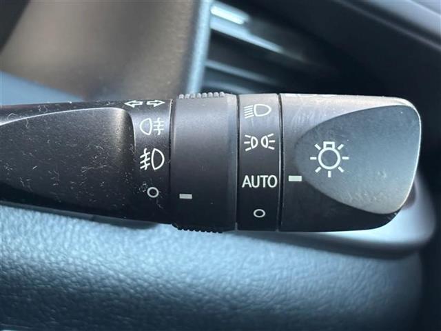 【オートライト（AUTO）】外の明るさをシステムが感知して、自動でヘッドライトが点灯します。ヘッドライトをつけ忘れを防ぐ便利機能です。