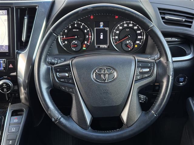 【ステアリング】軽い力で扱いやすいハンドルです。目立つ傷やスレなどなく綺麗な状態です。除菌プランいれていただくとさらに快適に。清潔なお車はお子様にも安心ですね。