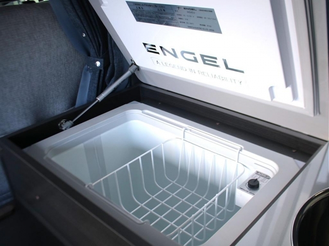 ENGEL製40L冷蔵庫を装備しております！