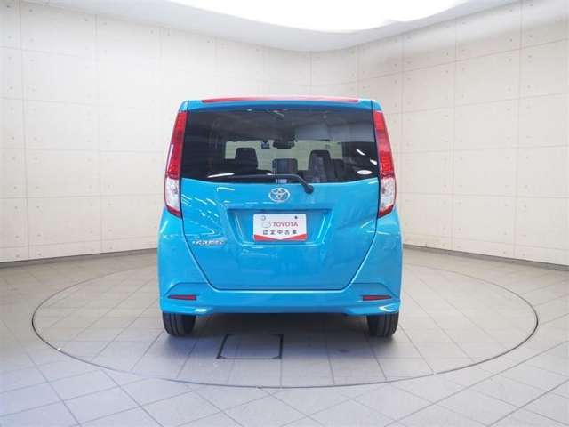 バックカメラが付いているので後方確認が非常にしやすいです。今や運転初心者も熟練者も必須装備！ついていて損はないですね♪