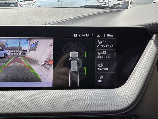 【リバースアシスト】機能が装備され、35km/h以下の走行時に、直近に前進した50mの軌跡を記憶しますので、その軌跡通りに後退したい時は、ステアリング操作をBMWが自動で行ってくれます。