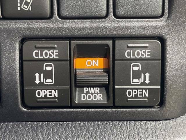 【両側パワースライドドア】スマートキーや運転席のスイッチで後席両側スライドドアの開閉が可能♪電動だから力を入れてドアを開ける必要が無く、小さなお子様でも簡単に開け閉めでき快適です♪