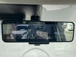 スマートルームミラーは室内の荷物などで後方の視界が遮られても、カメラの映像を直接ルームミラーに表示することができ、視界を確保できます。