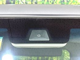 【ホンダセンシング】走行中に前方の車両等を認識し、衝突しそうな時は警報とブレーキで衝突回避と被害軽減をアシスト。より安全にドライブをお楽しみいただけます。