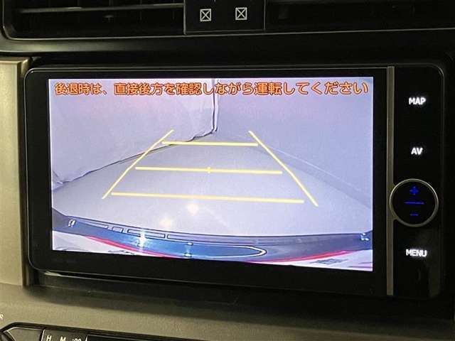 【バックガイドモニター】　車庫入れなど後進運転時に死角をモニターで確認ができて安全です♪　ステアリング操作の参考になるガイド線も表示しますので車庫入れがニガテな方も安心ですネ！