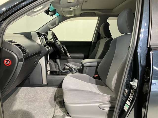 【運転席・助手席】いたみ・汚れなどは少なく、全体的に良好な状態です！
