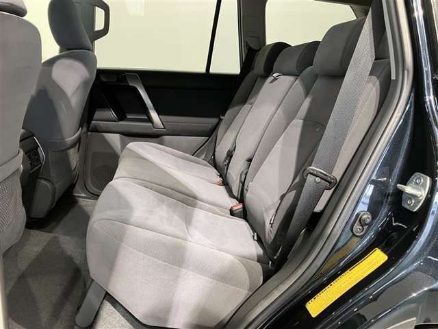 【後部座席】後部座席の写真になります。広いので運転も快適ですよ！