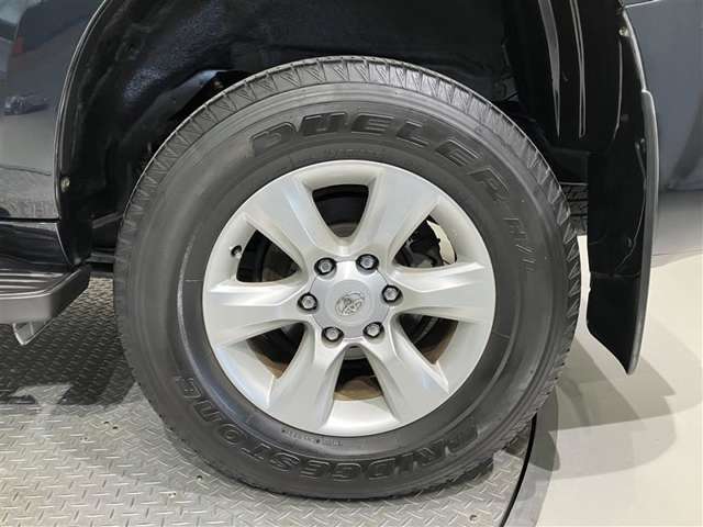 【タイヤ・ホイール】265/65R17の純正アルミタイヤになります。スタッドレスタイヤもこのサイズをお求め下さい。